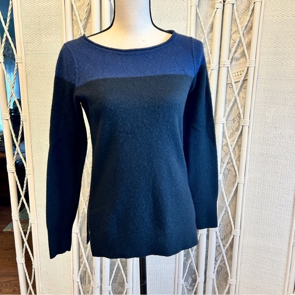 Club Monaco Sweater Cashmere Pullover Blue and Black Colorblock FLAWS size Small - Picture 2 of 16